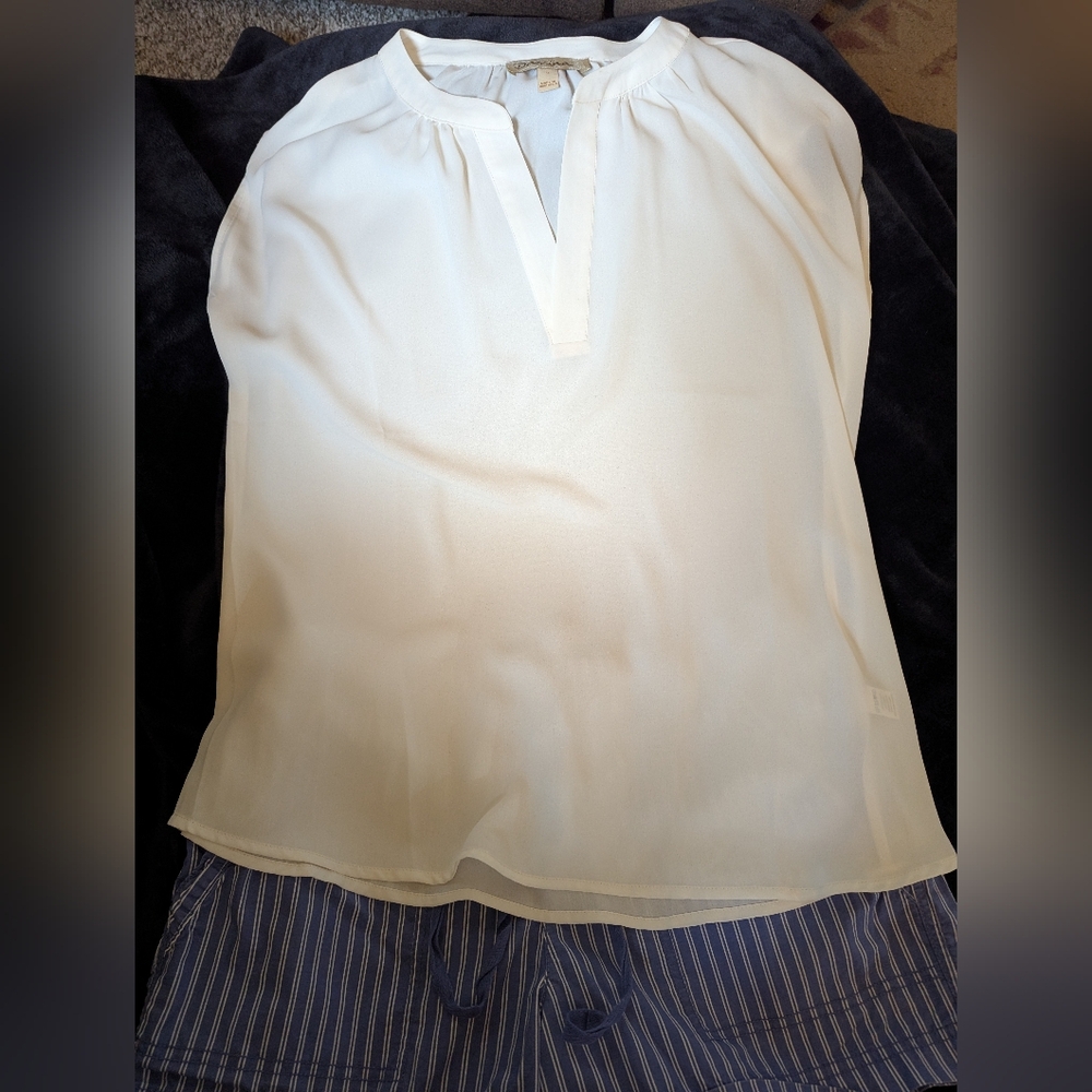 Women’s Cream V-Neck Sleeveless Blouse & Stylish Shorts